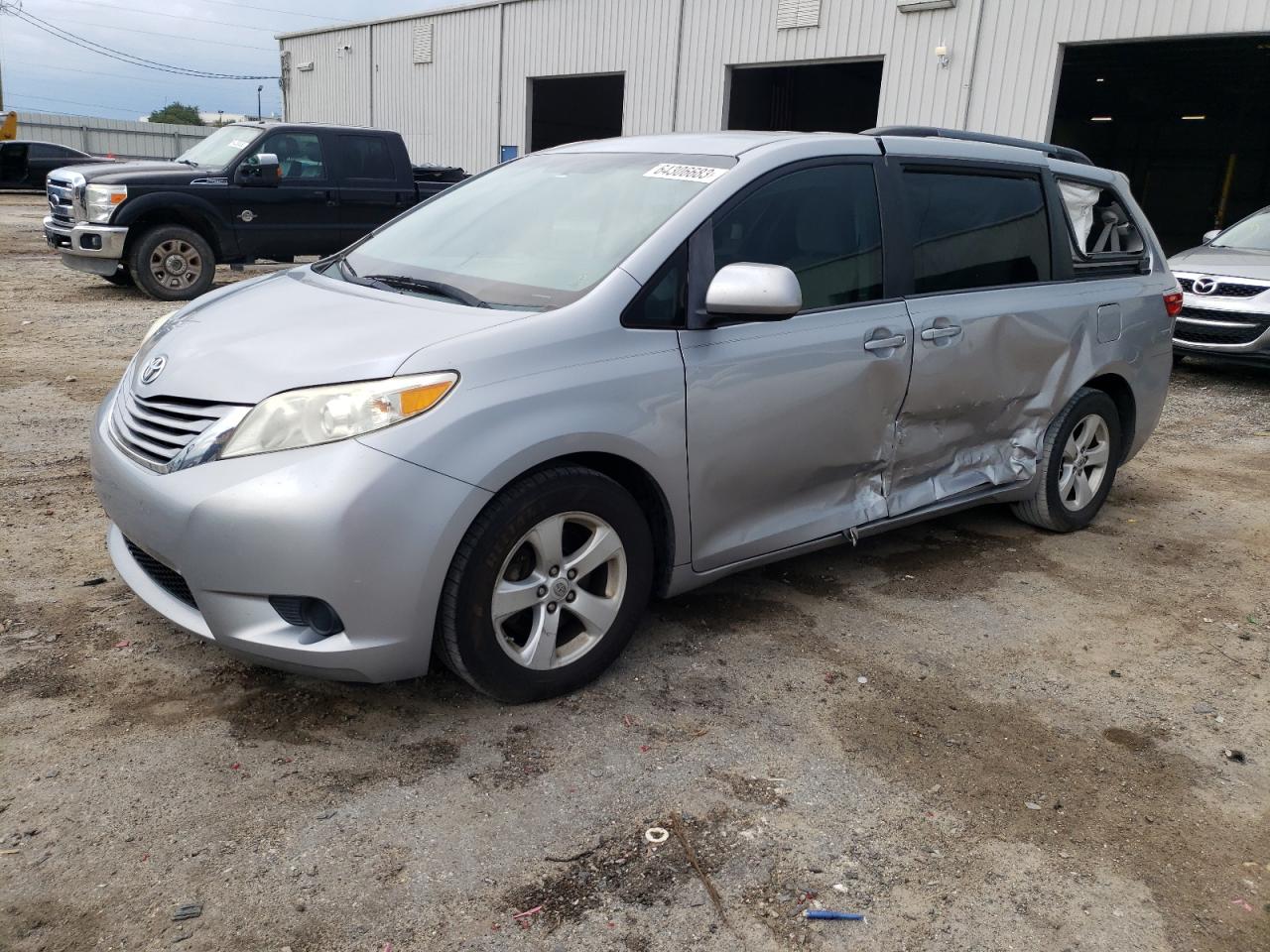 TOYOTA SIENNA LE 2015
