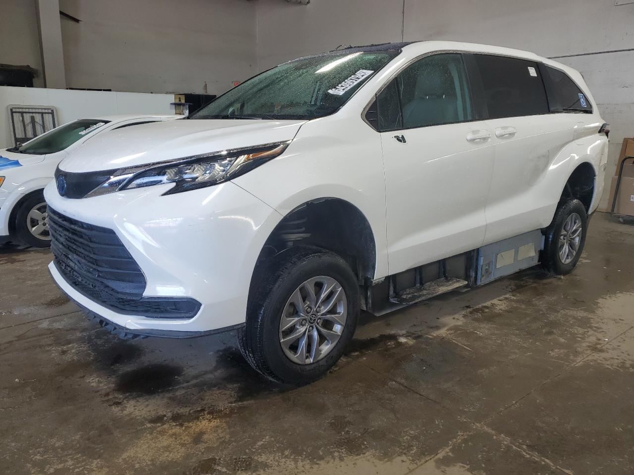 TOYOTA SIENNA LE 2022
