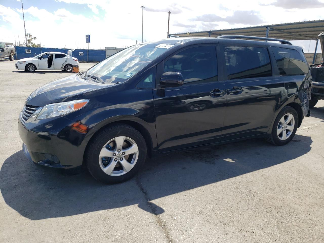 TOYOTA SIENNA LE 2017