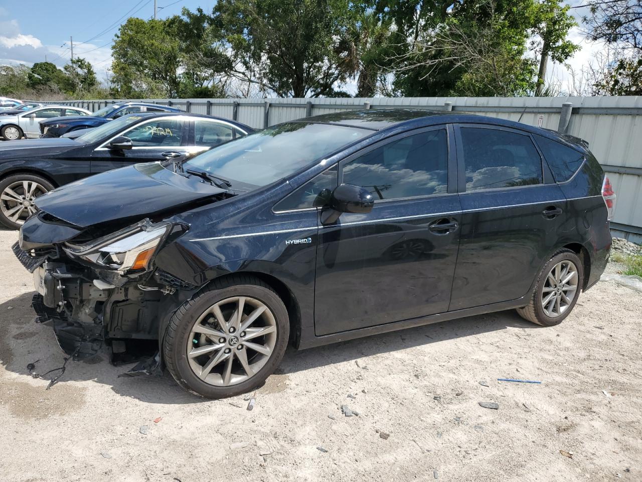 TOYOTA Prius V 2017