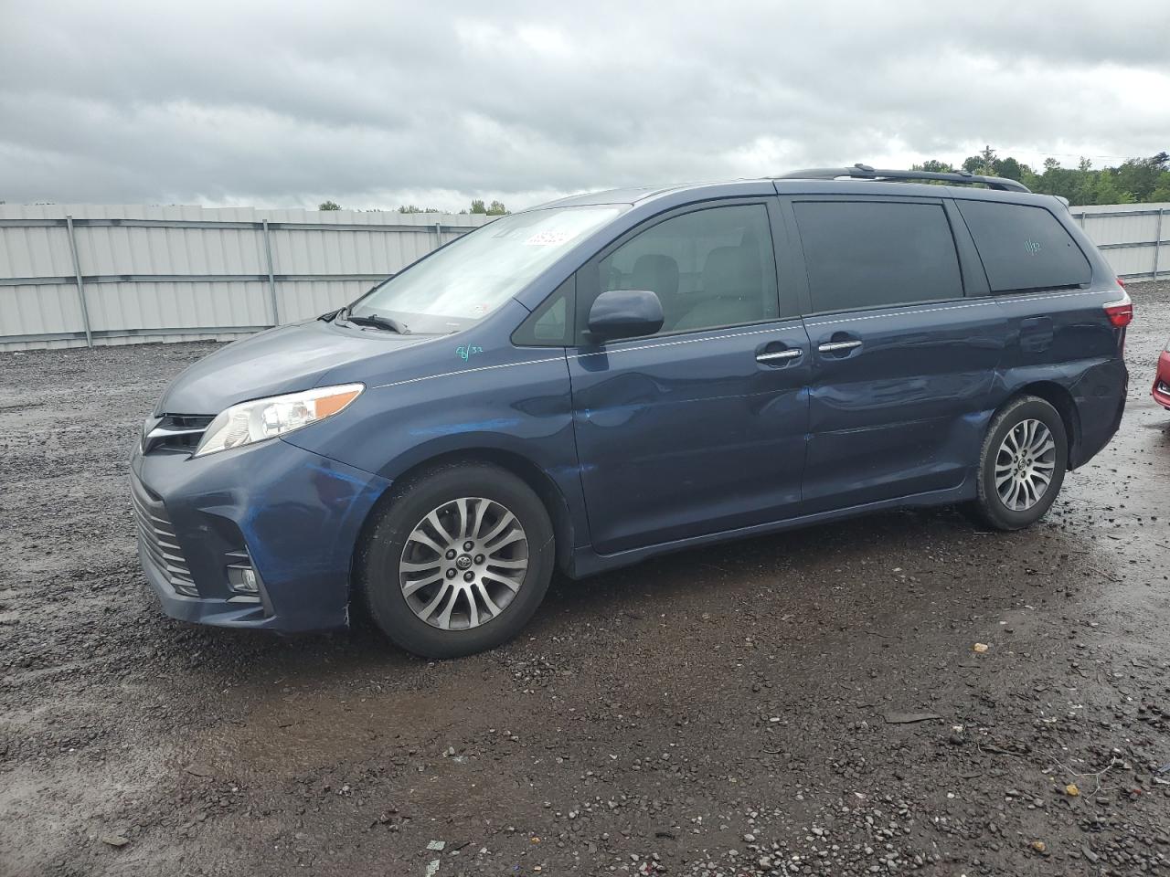 TOYOTA SIENNA XLE 2018