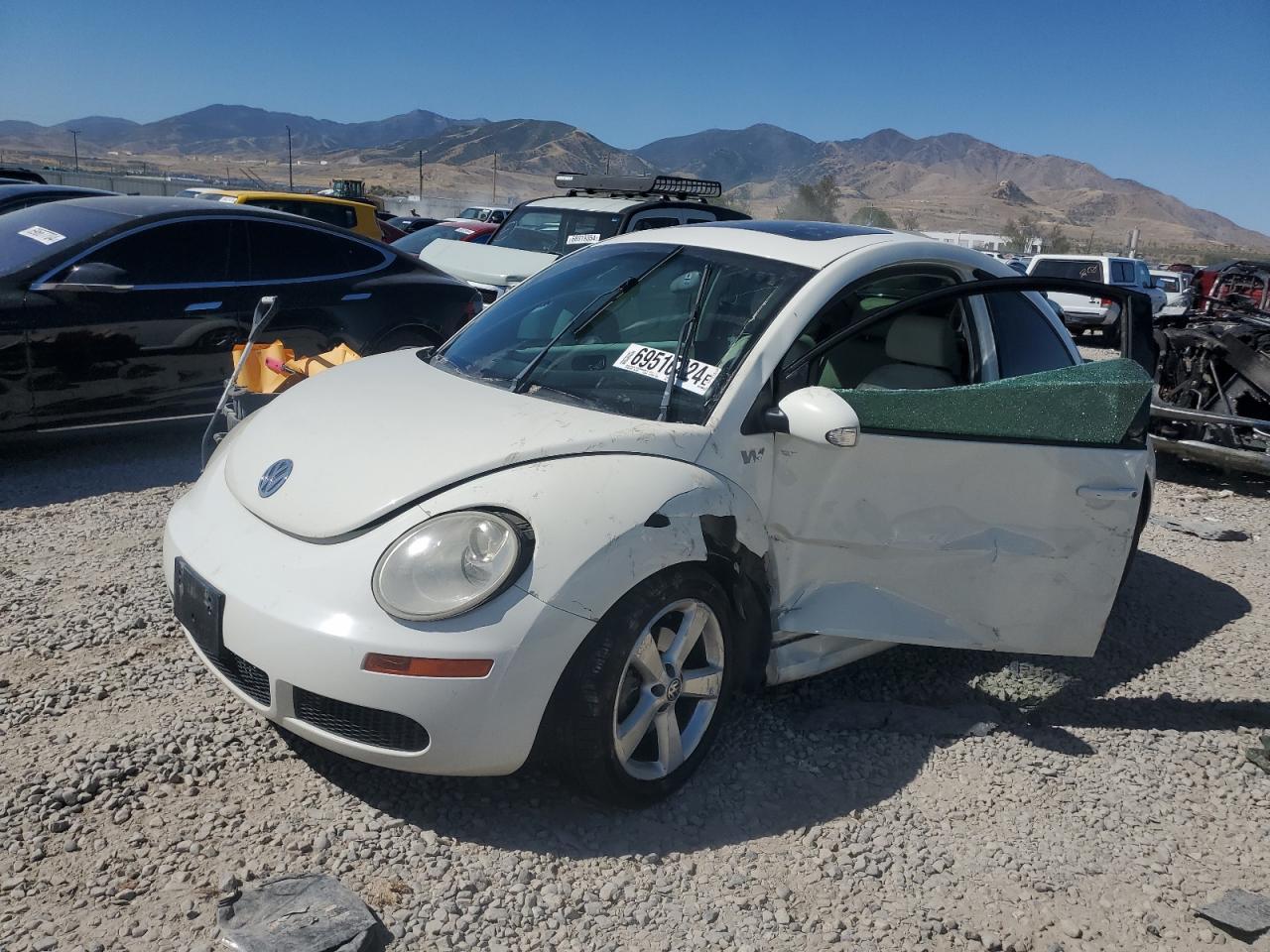 VOLKSWAGEN NEW BEETLE 2008