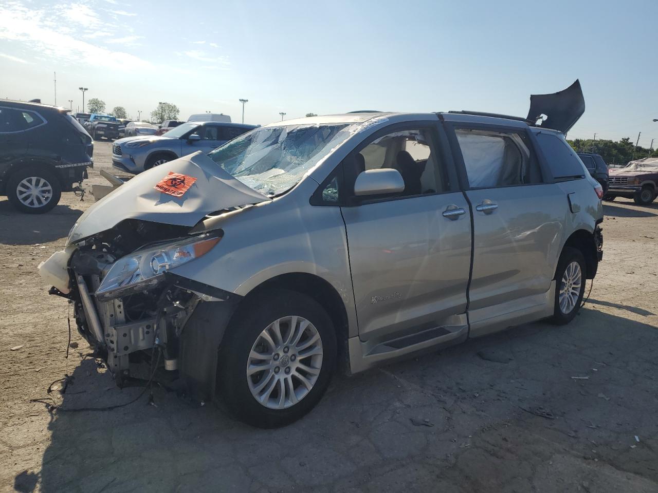 TOYOTA SIENNA XLE 2015