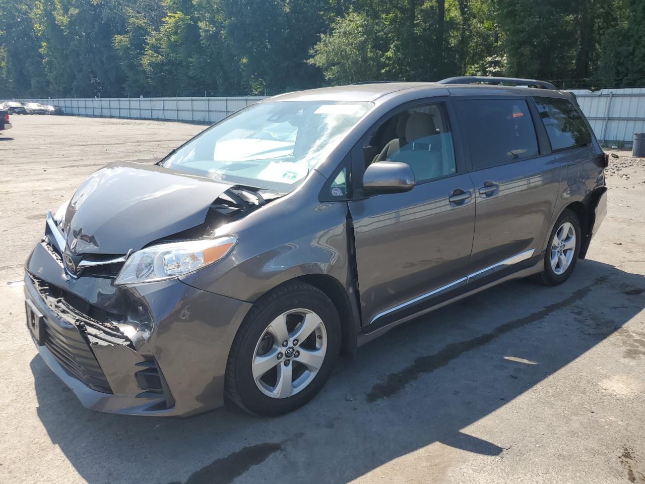 TOYOTA SIENNA LE 2018