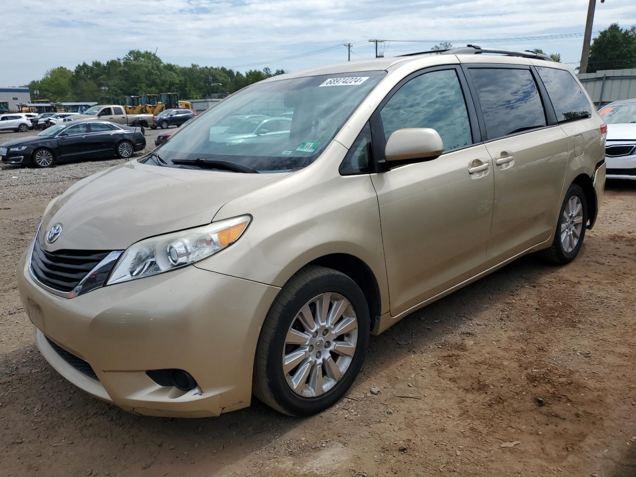 TOYOTA SIENNA LE 2011