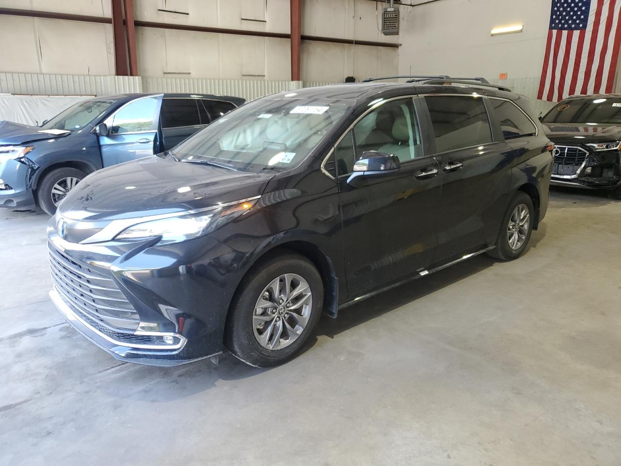 TOYOTA SIENNA XLE 2024