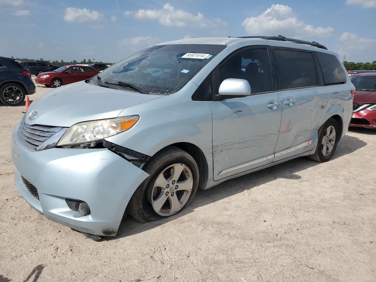 TOYOTA SIENNA LE 2016