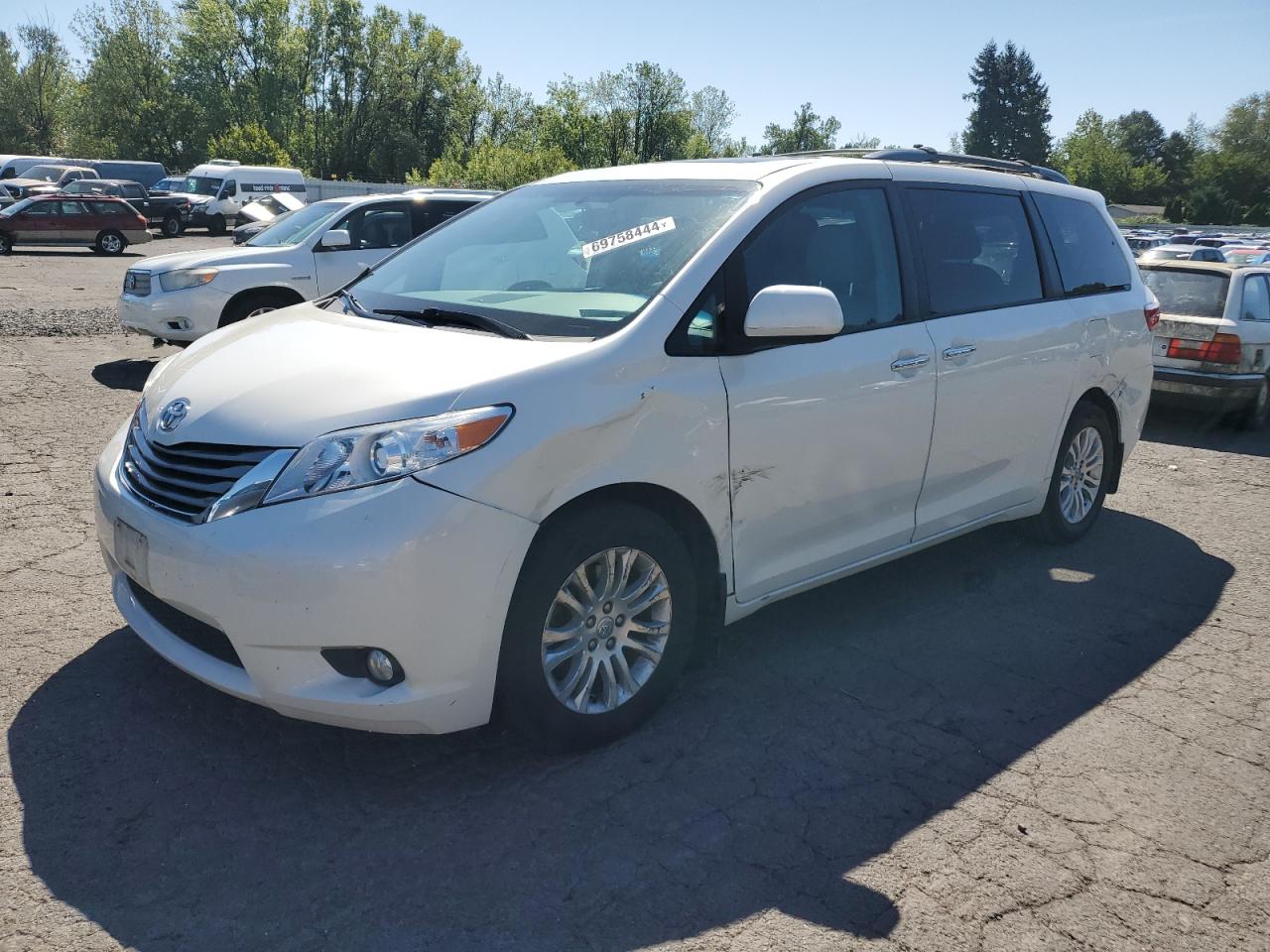 TOYOTA SIENNA XLE 2017
