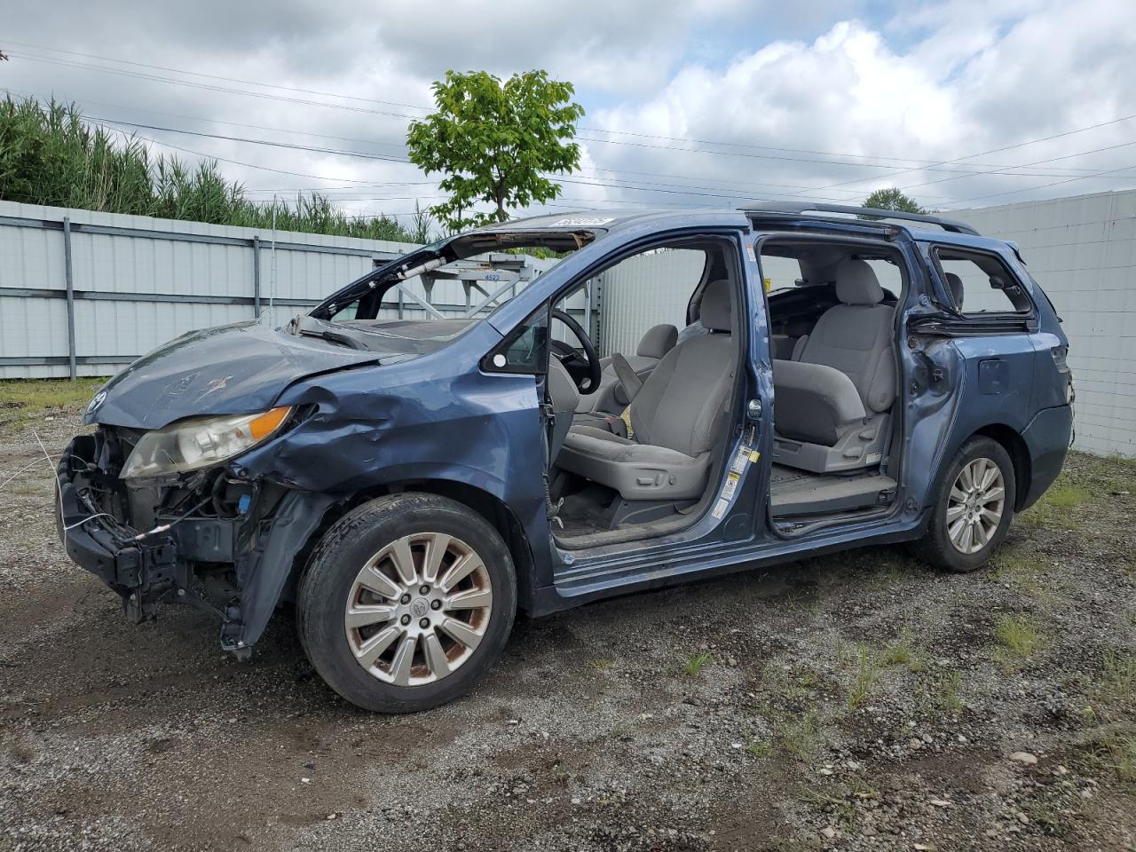 TOYOTA SIENNA LE 2015