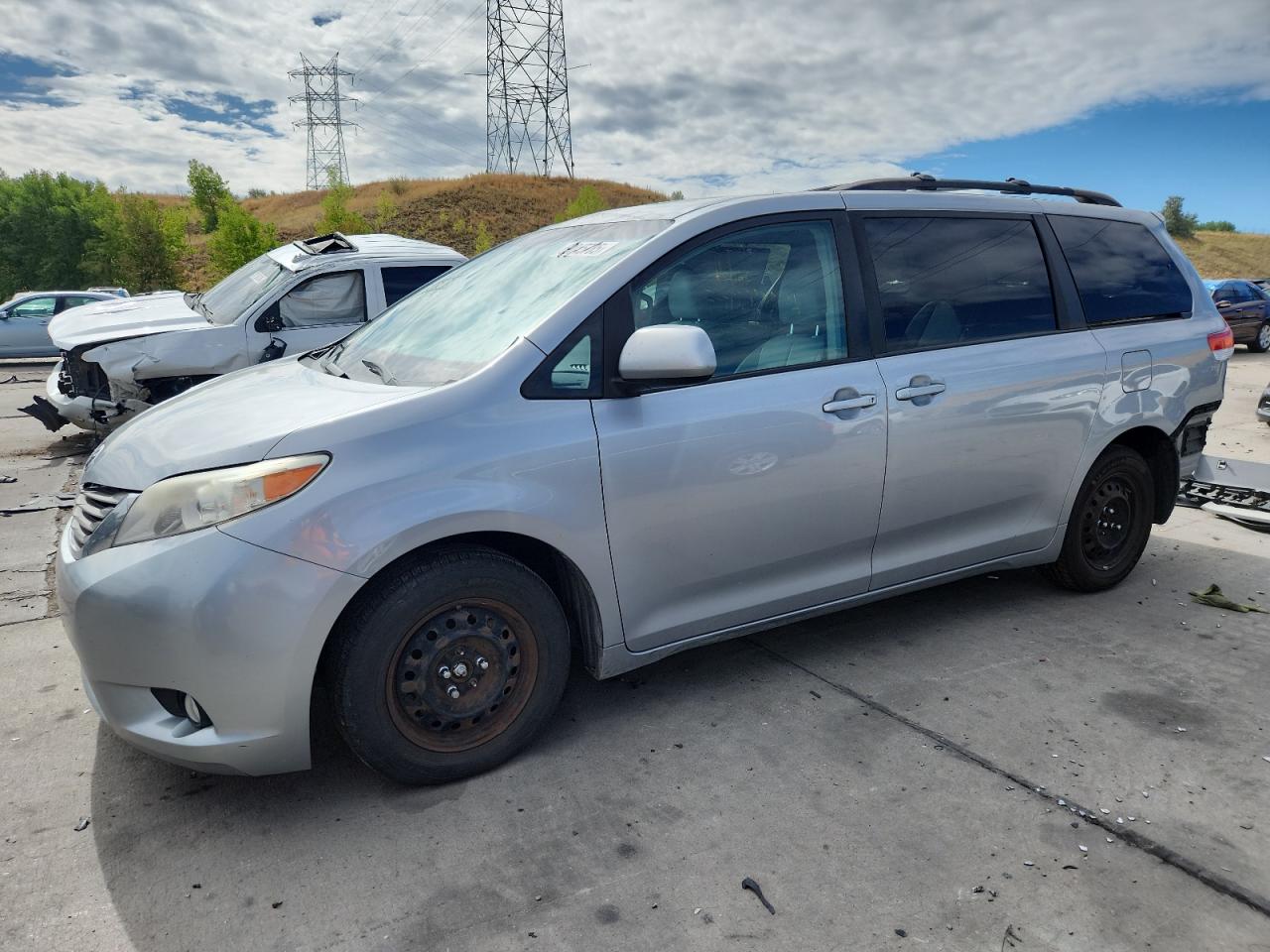 TOYOTA SIENNA 2011