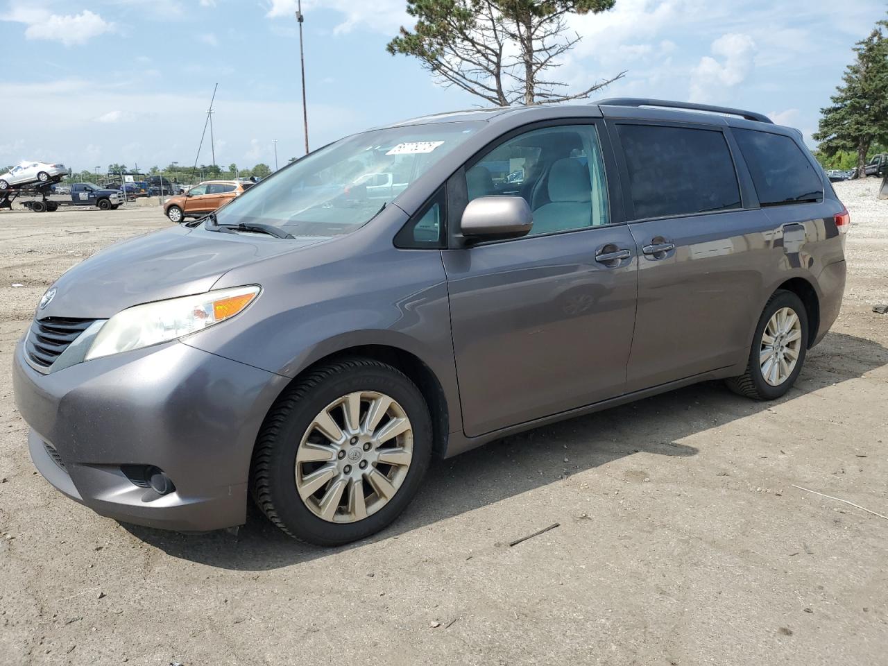 TOYOTA SIENNA LE 2014