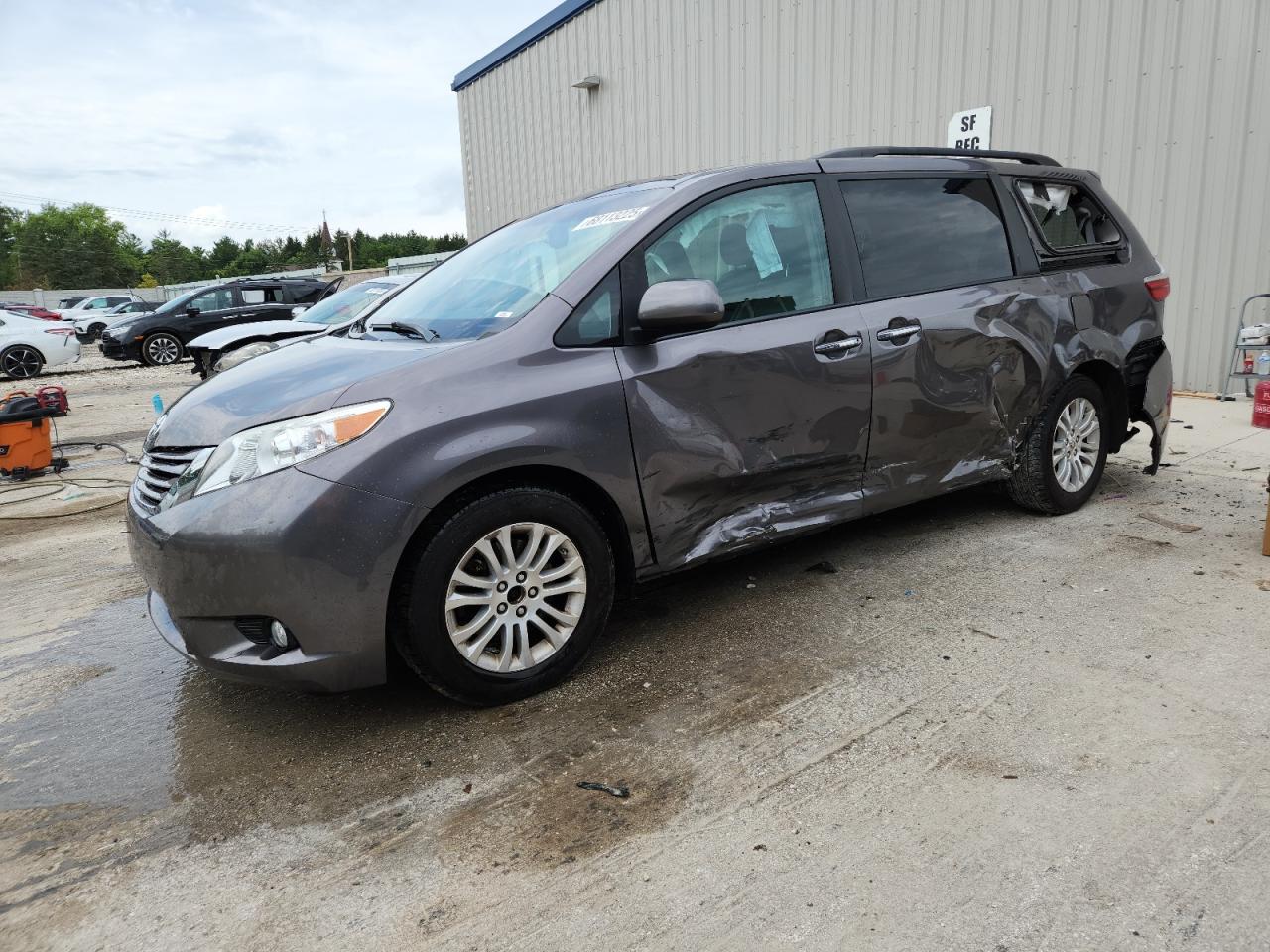 TOYOTA SIENNA XLE 2016