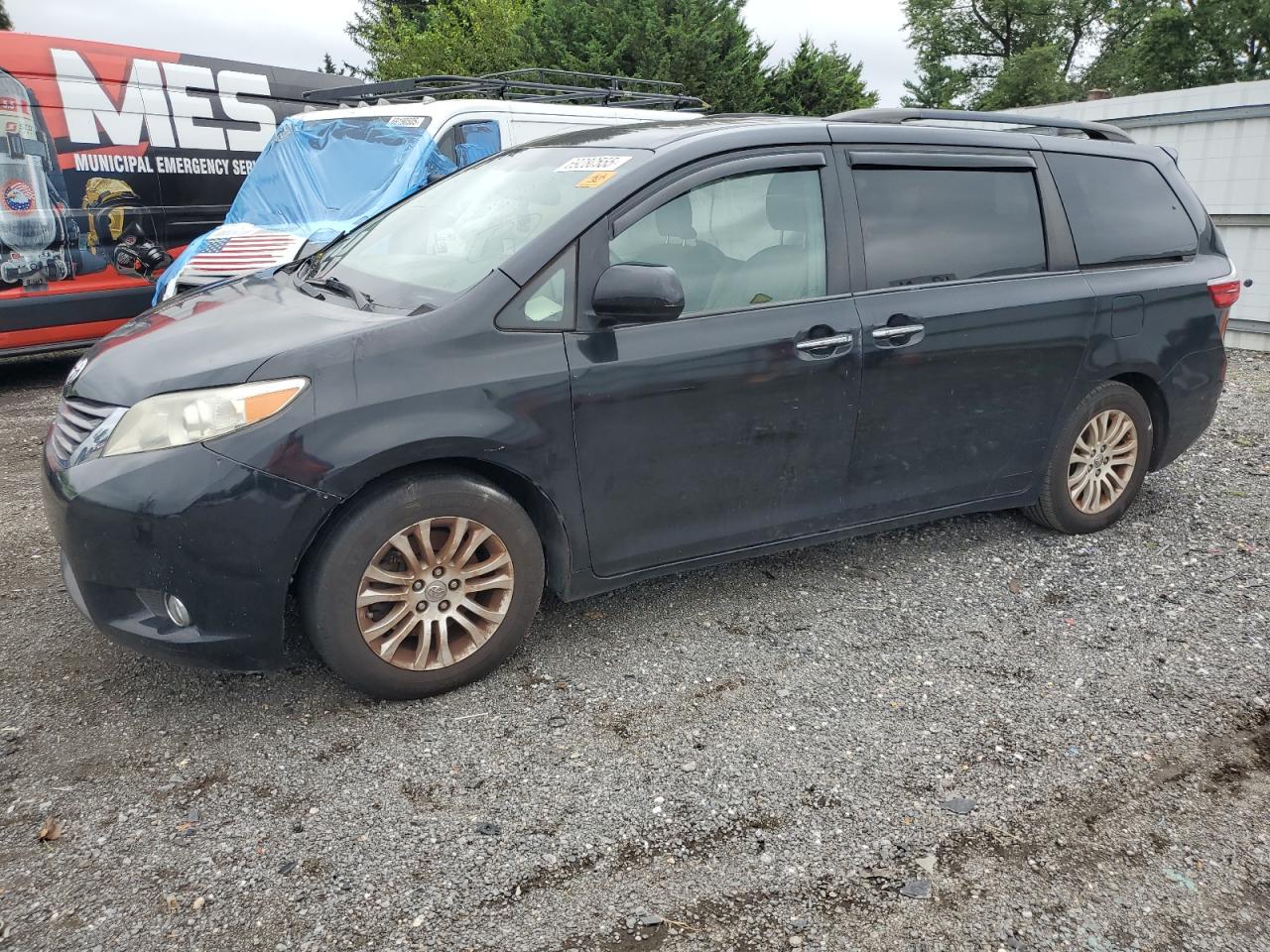 TOYOTA SIENNA XLE 2016