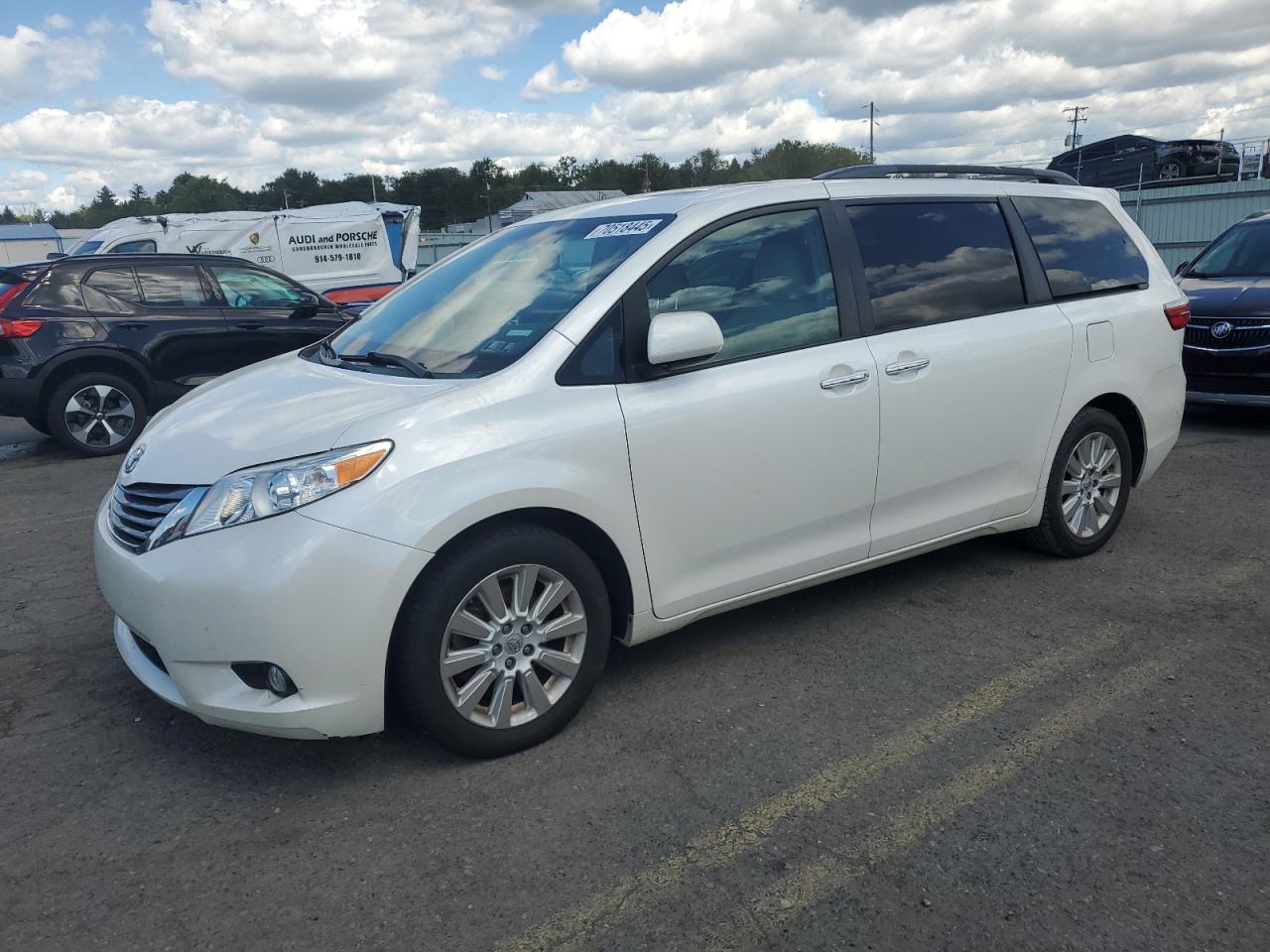 TOYOTA SIENNA XLE 2015