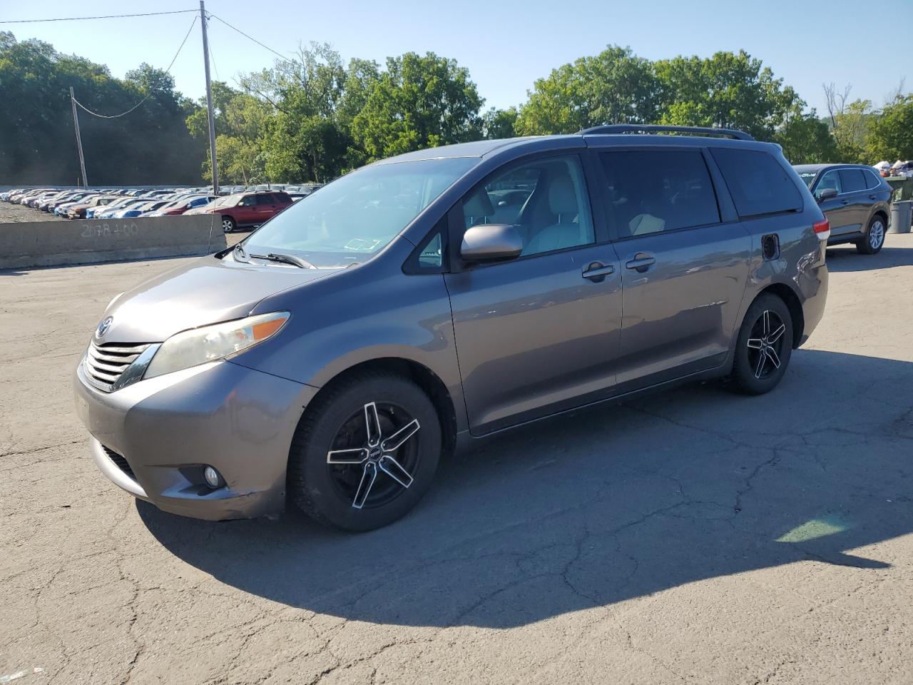 TOYOTA SIENNA XLE 2011