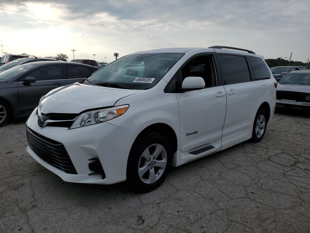 TOYOTA SIENNA LE 2019