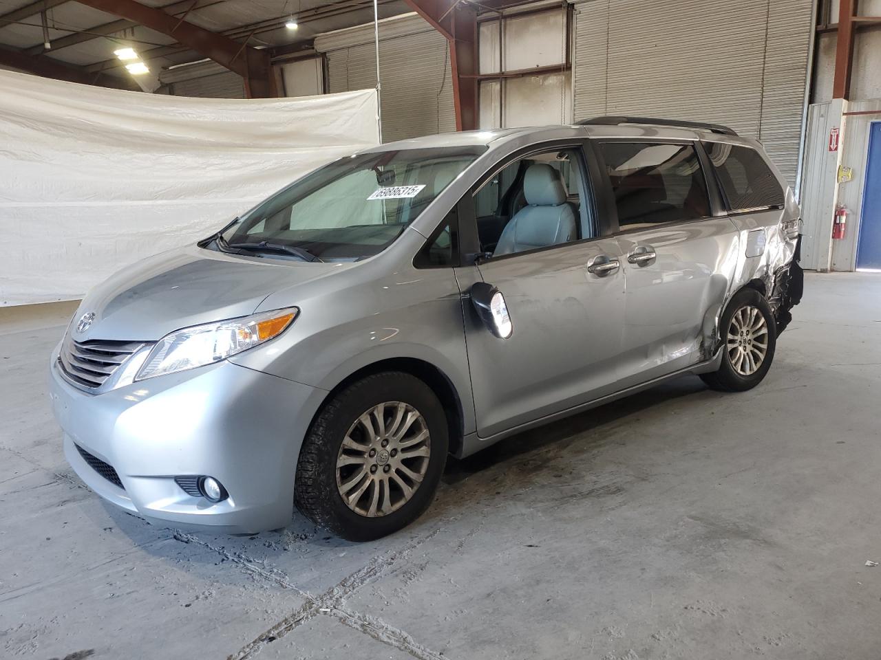 TOYOTA SIENNA XLE 2015