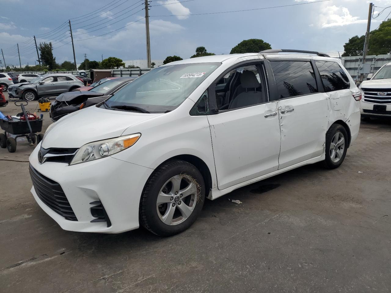 TOYOTA SIENNA LE 2019