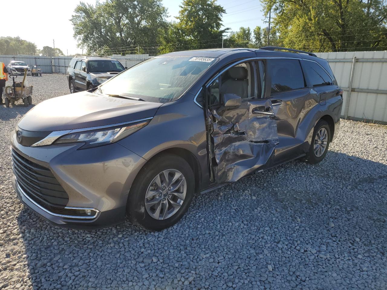 TOYOTA SIENNA XLE 2022
