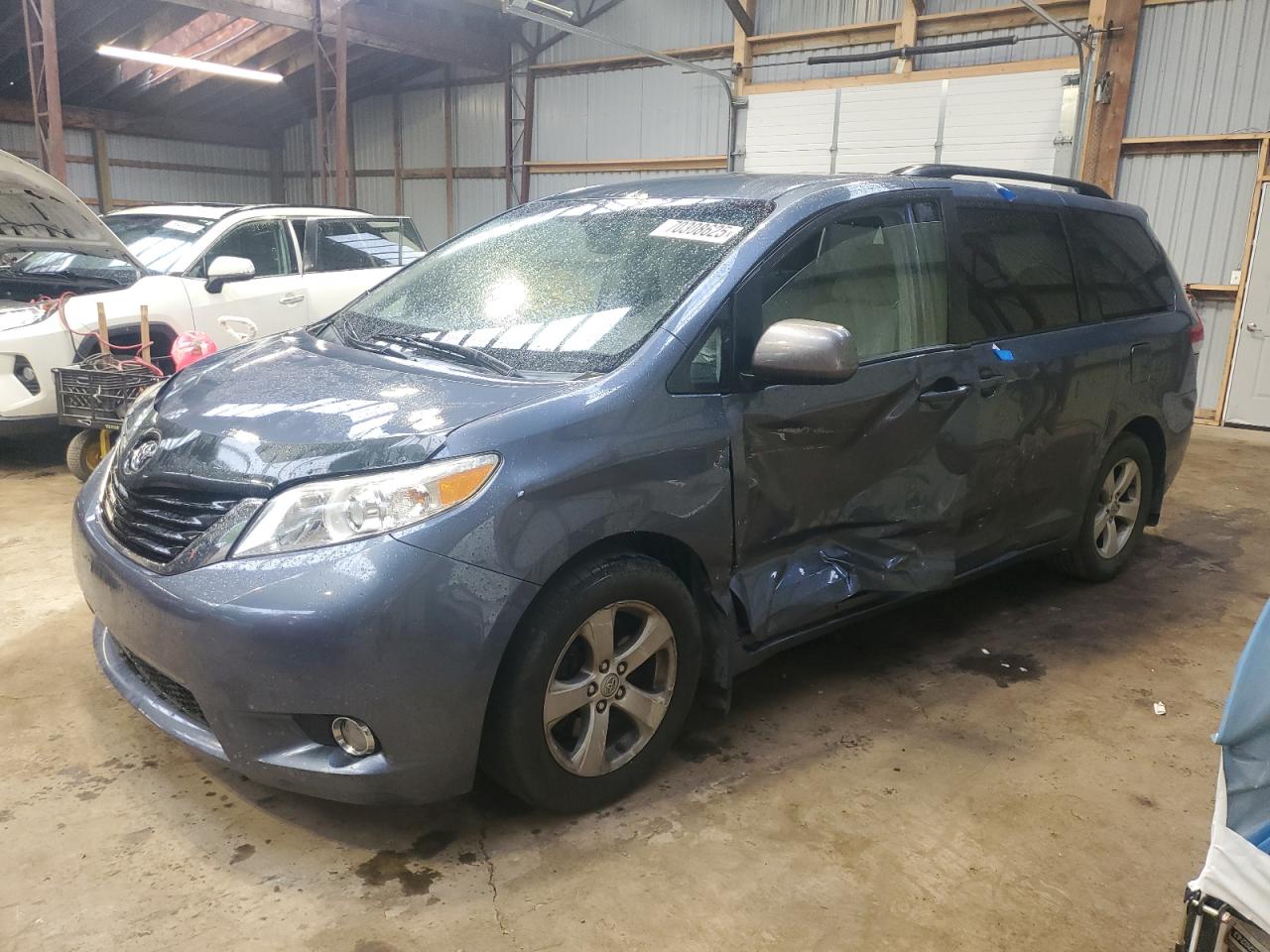 TOYOTA SIENNA LE 2014