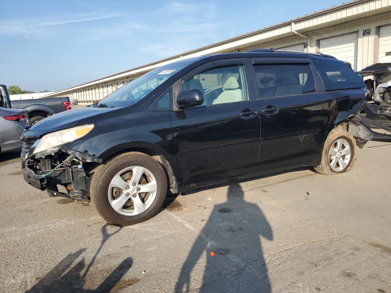 TOYOTA SIENNA LE 2011
