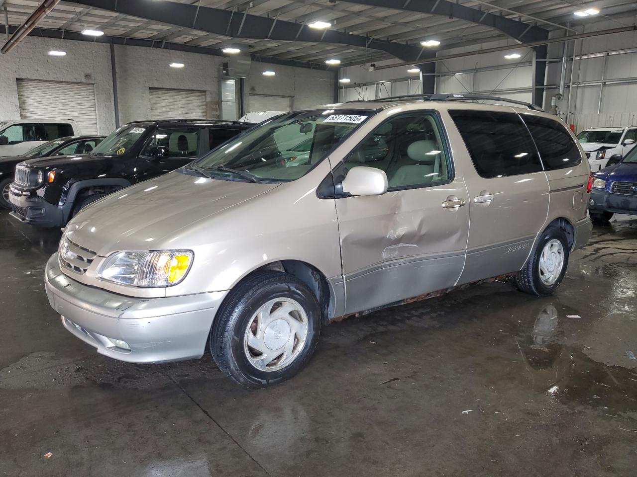 TOYOTA SIENNA LE 2002