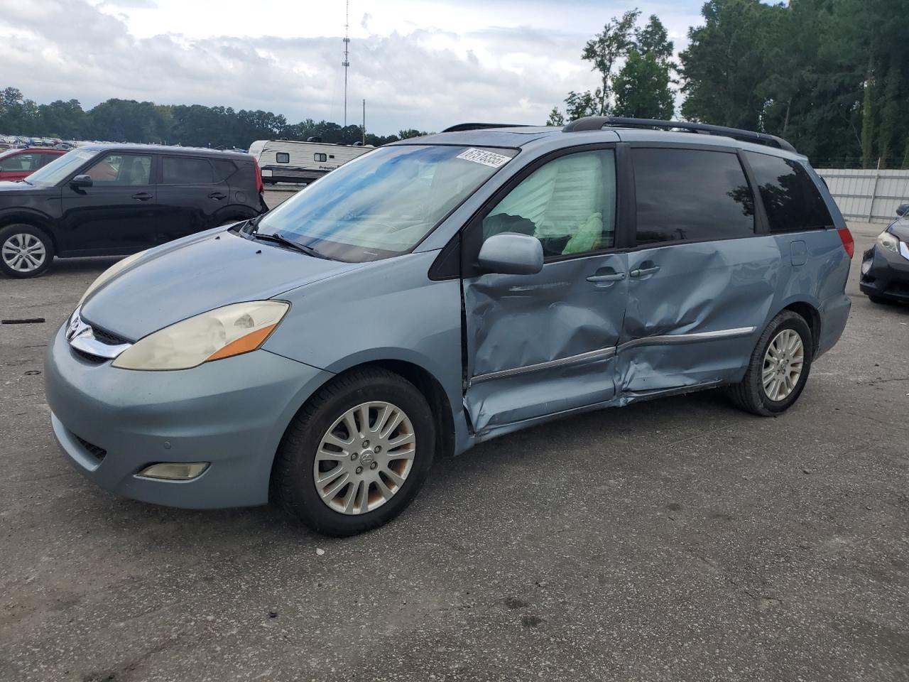 TOYOTA SIENNA XLE 2010