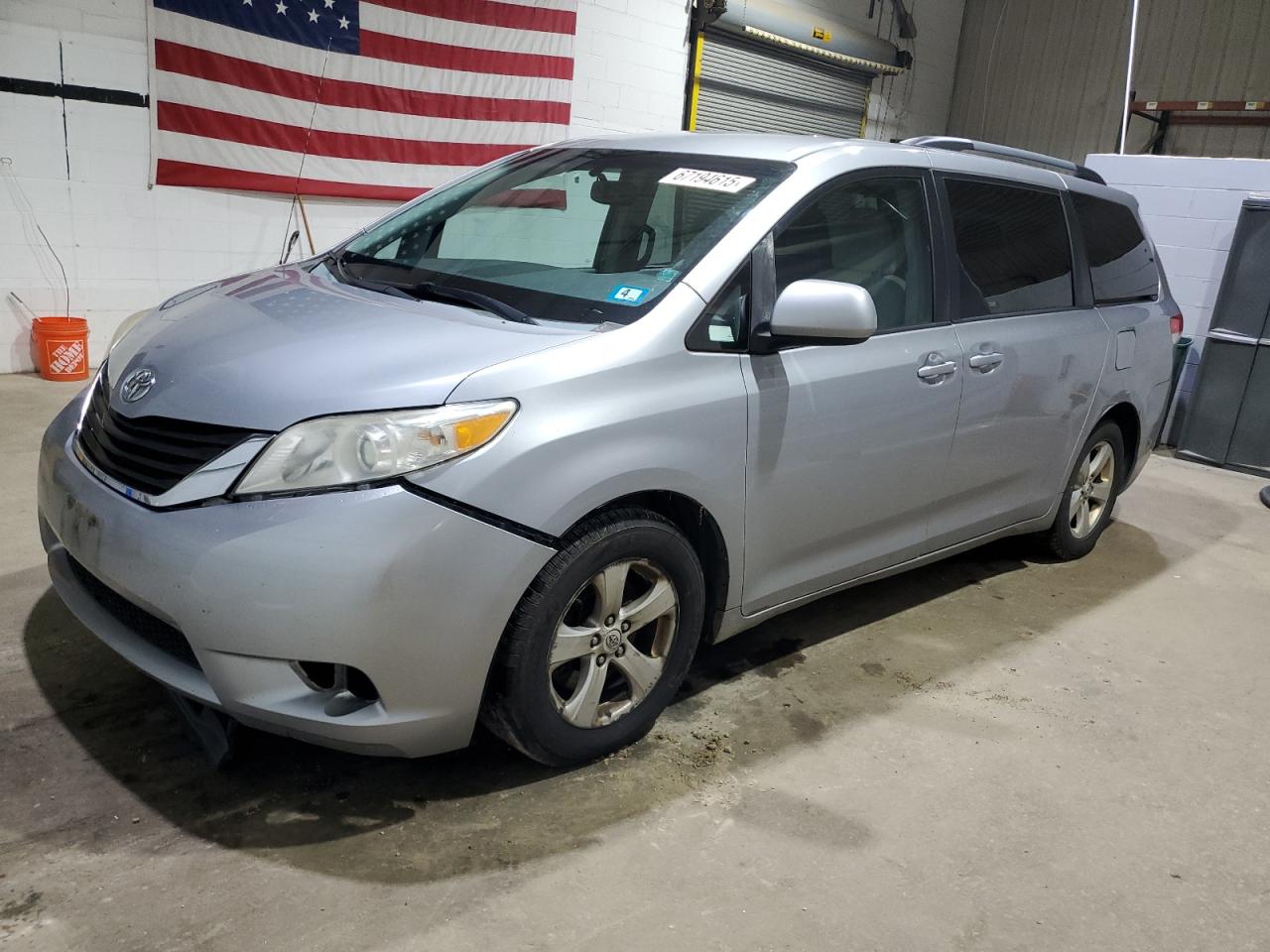 TOYOTA SIENNA LE 2012