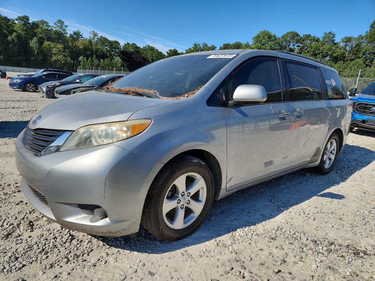 TOYOTA SIENNA LE 2011