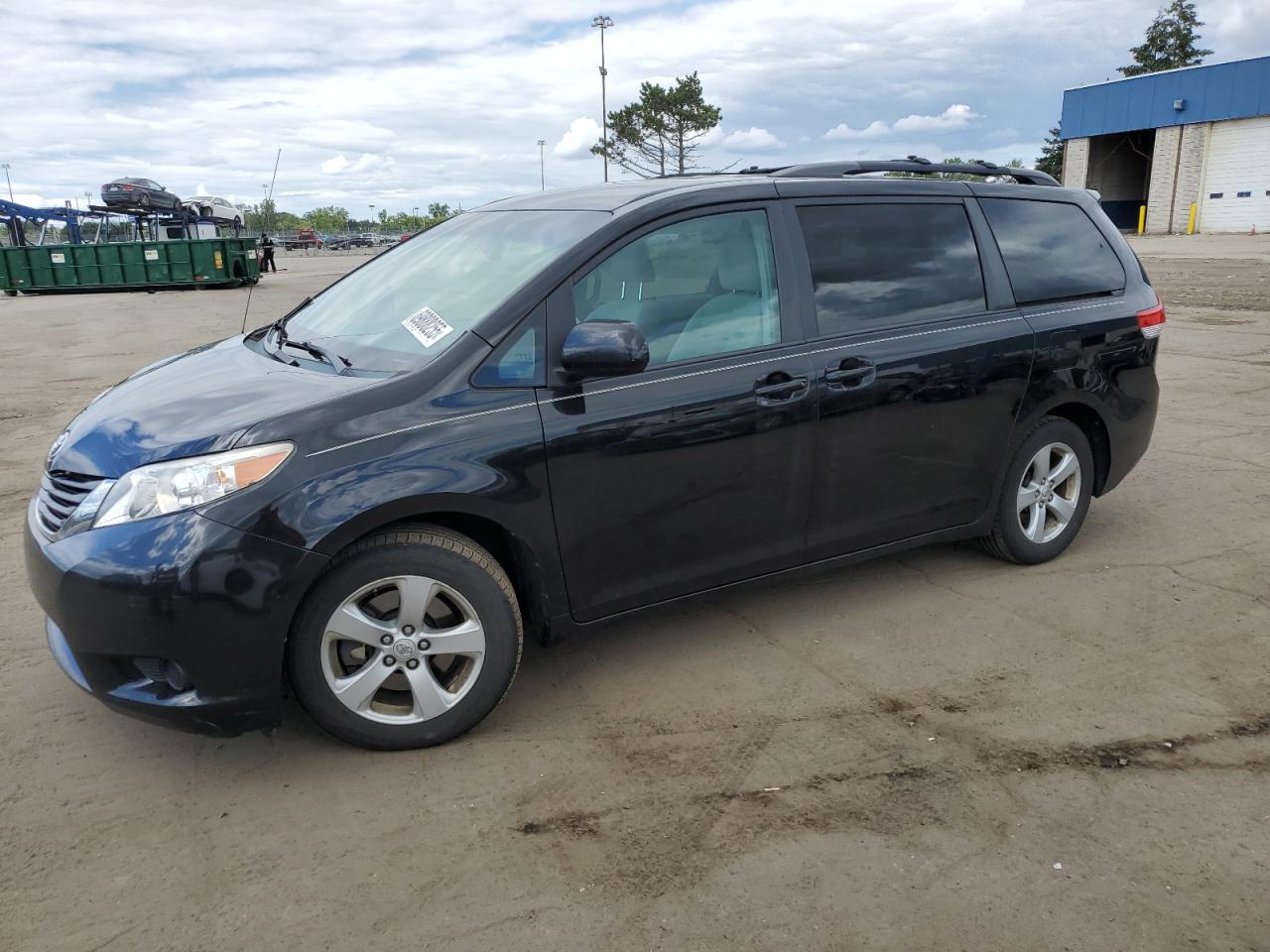 TOYOTA SIENNA LE 2012