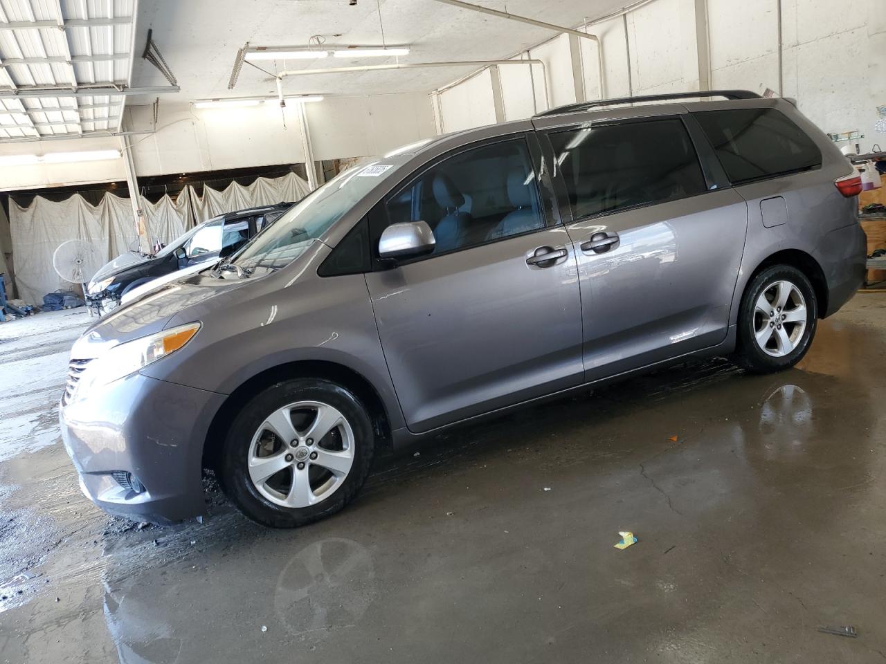 TOYOTA SIENNA LE 2017