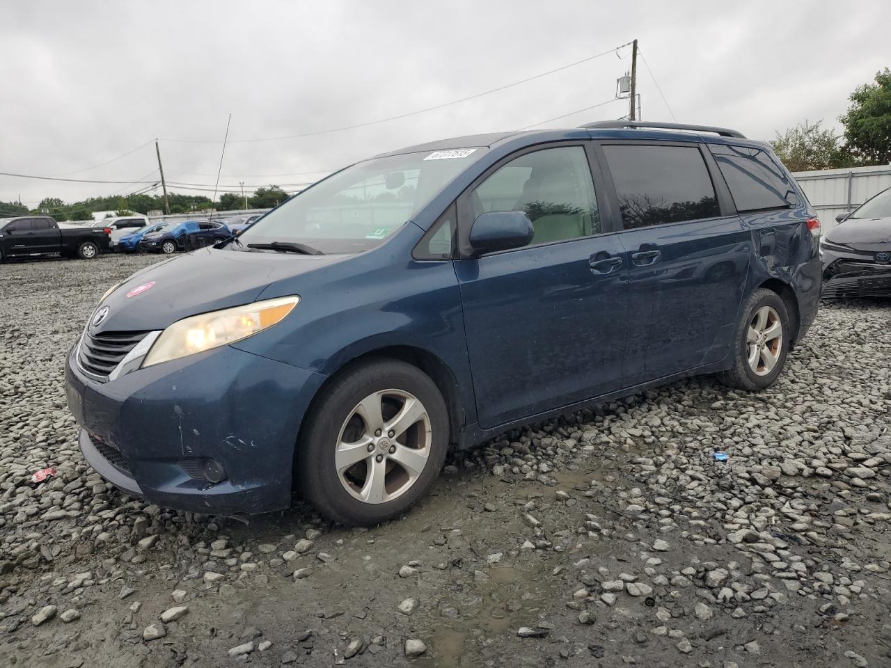 TOYOTA SIENNA LE 2011