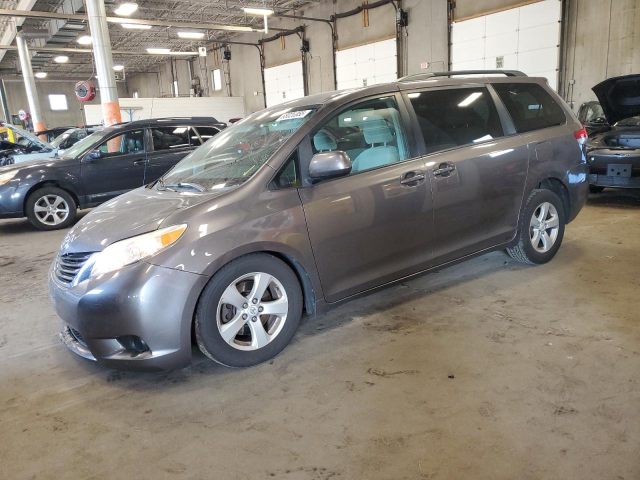 TOYOTA SIENNA LE 2011