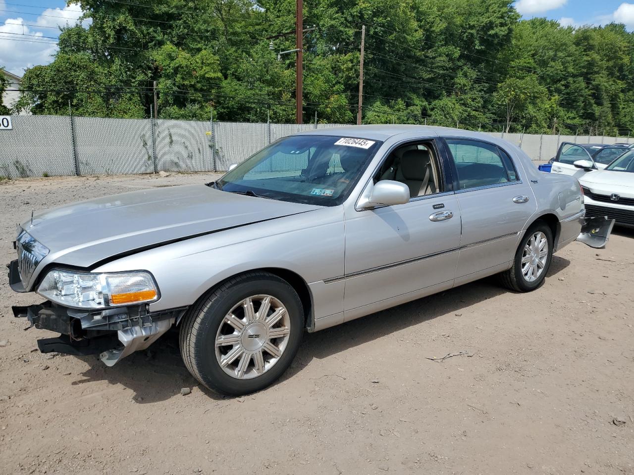 LINCOLN TOWN CAR SIGNATURE LIMITED 2011