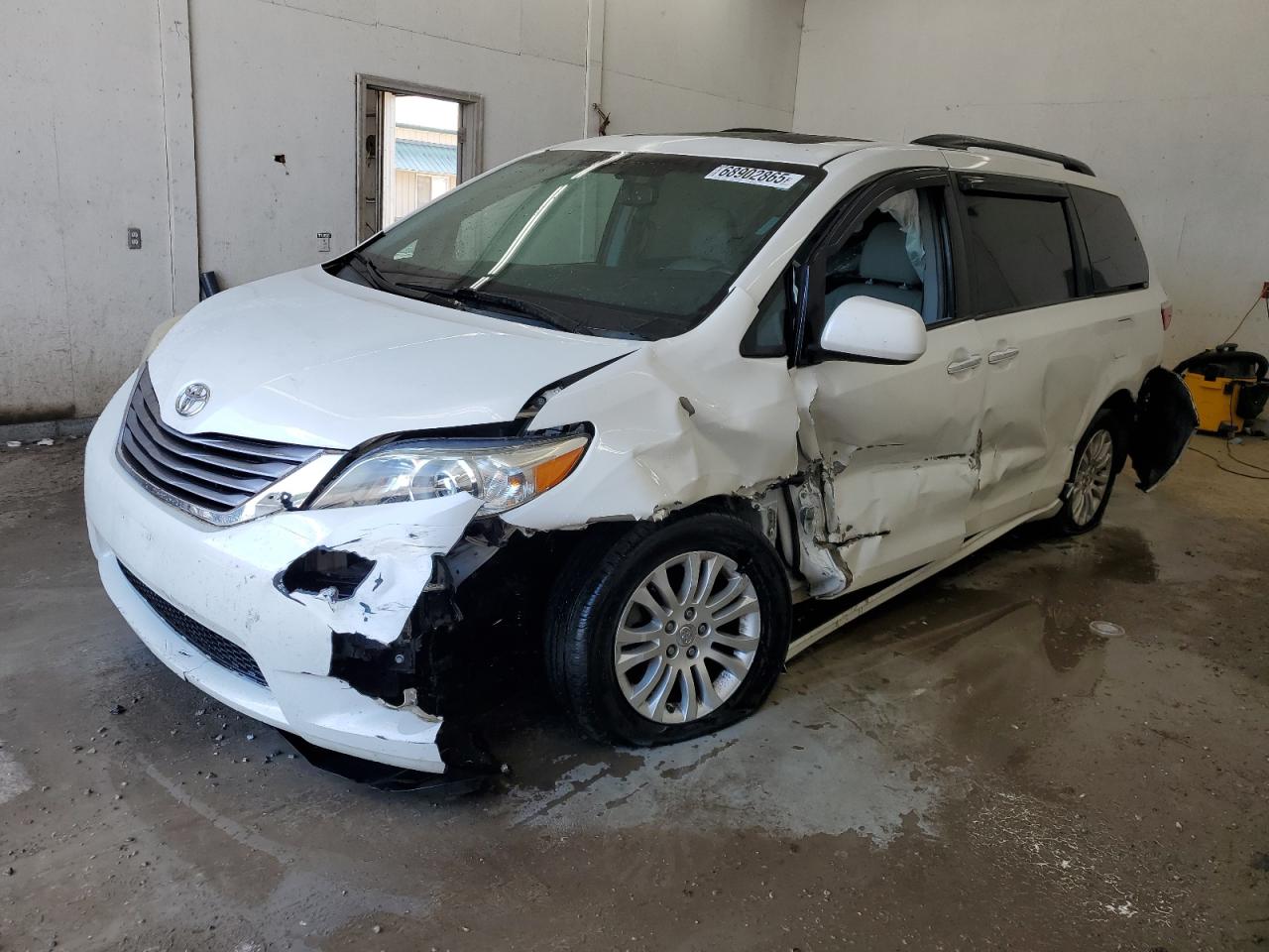 TOYOTA SIENNA XLE 2016