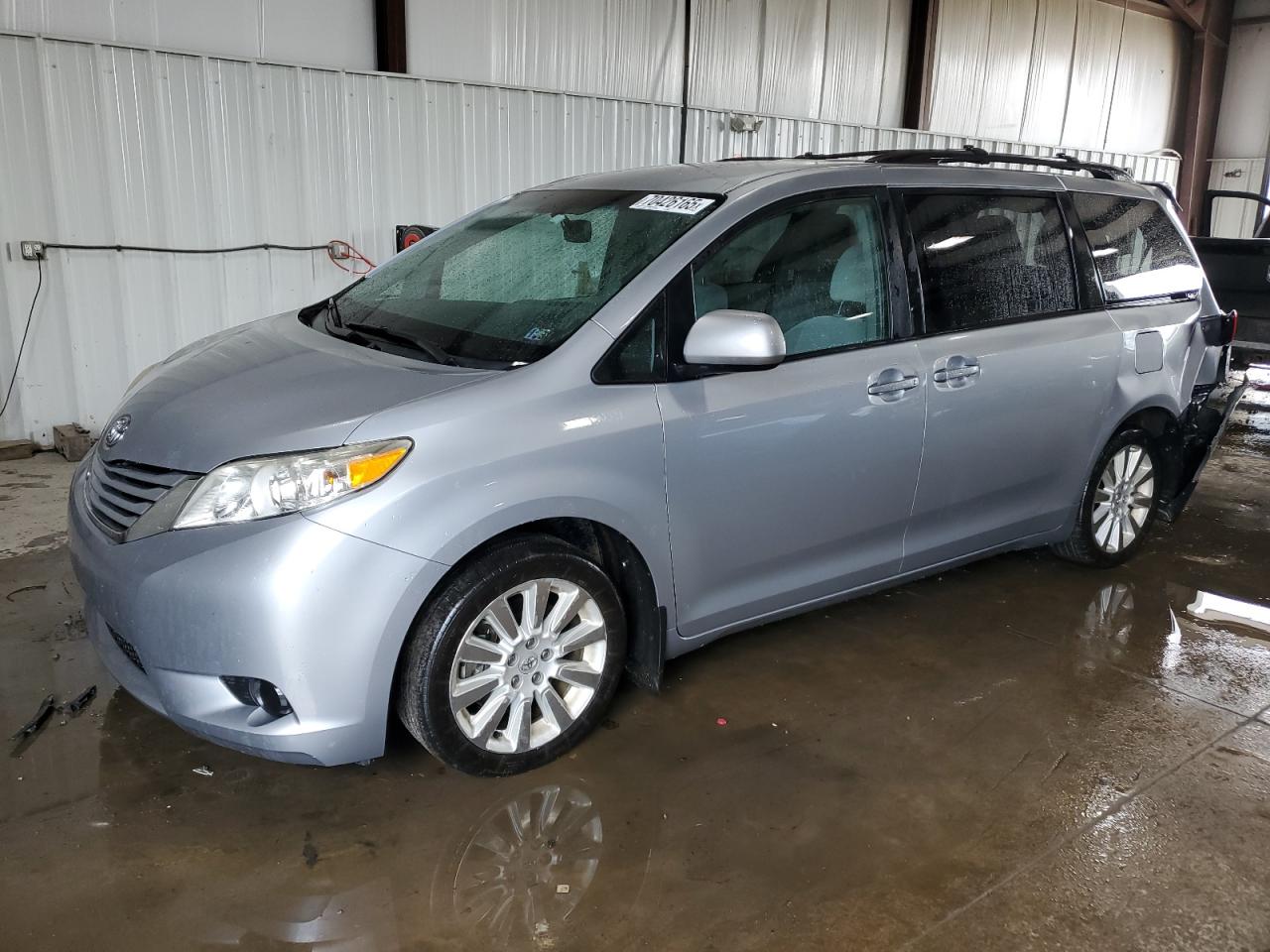 TOYOTA SIENNA LE 2015
