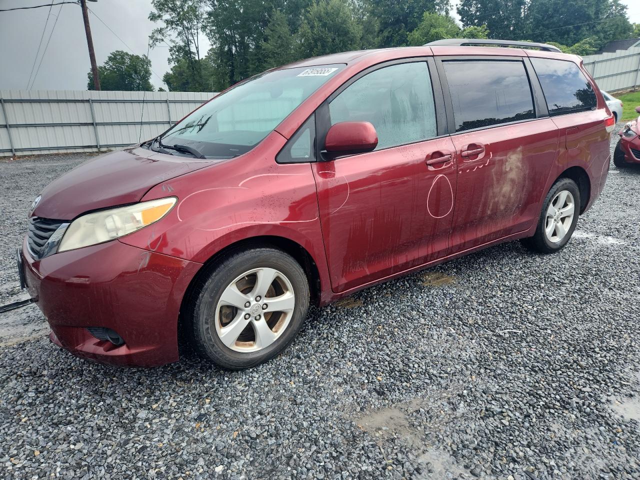 TOYOTA SIENNA LE 2011