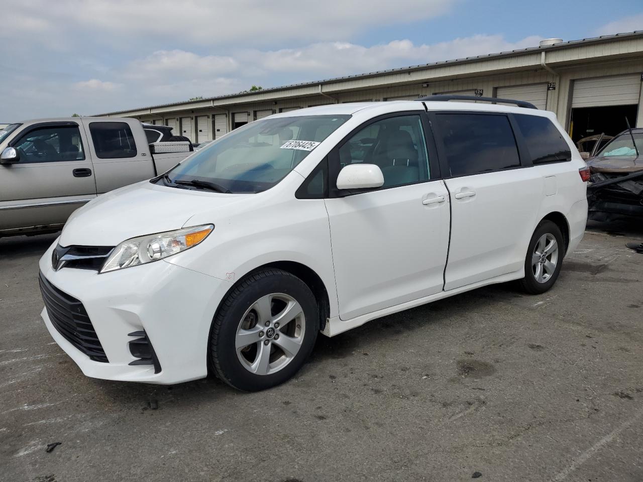 TOYOTA SIENNA LE 2019