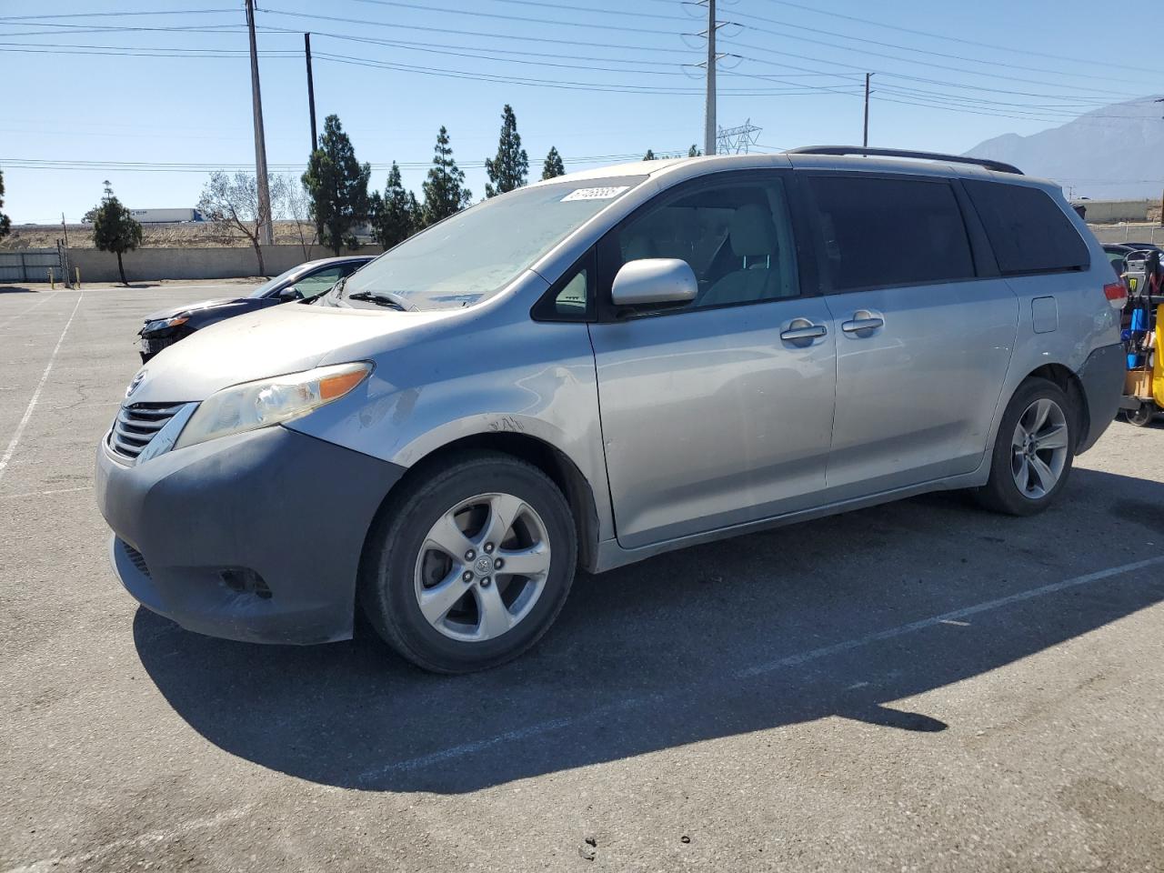 TOYOTA SIENNA LE 2011