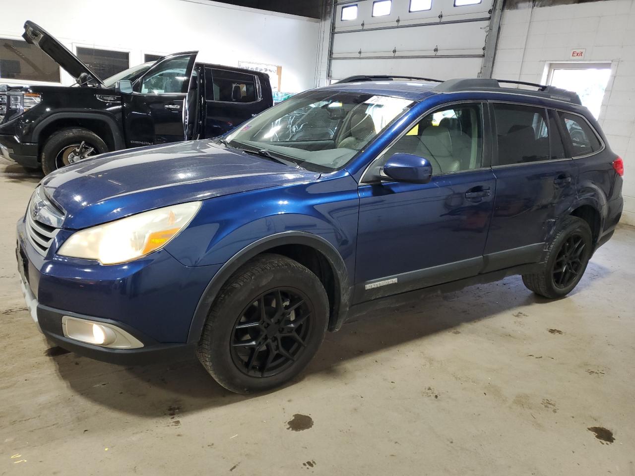 SUBARU OUTBACK 2. 2011