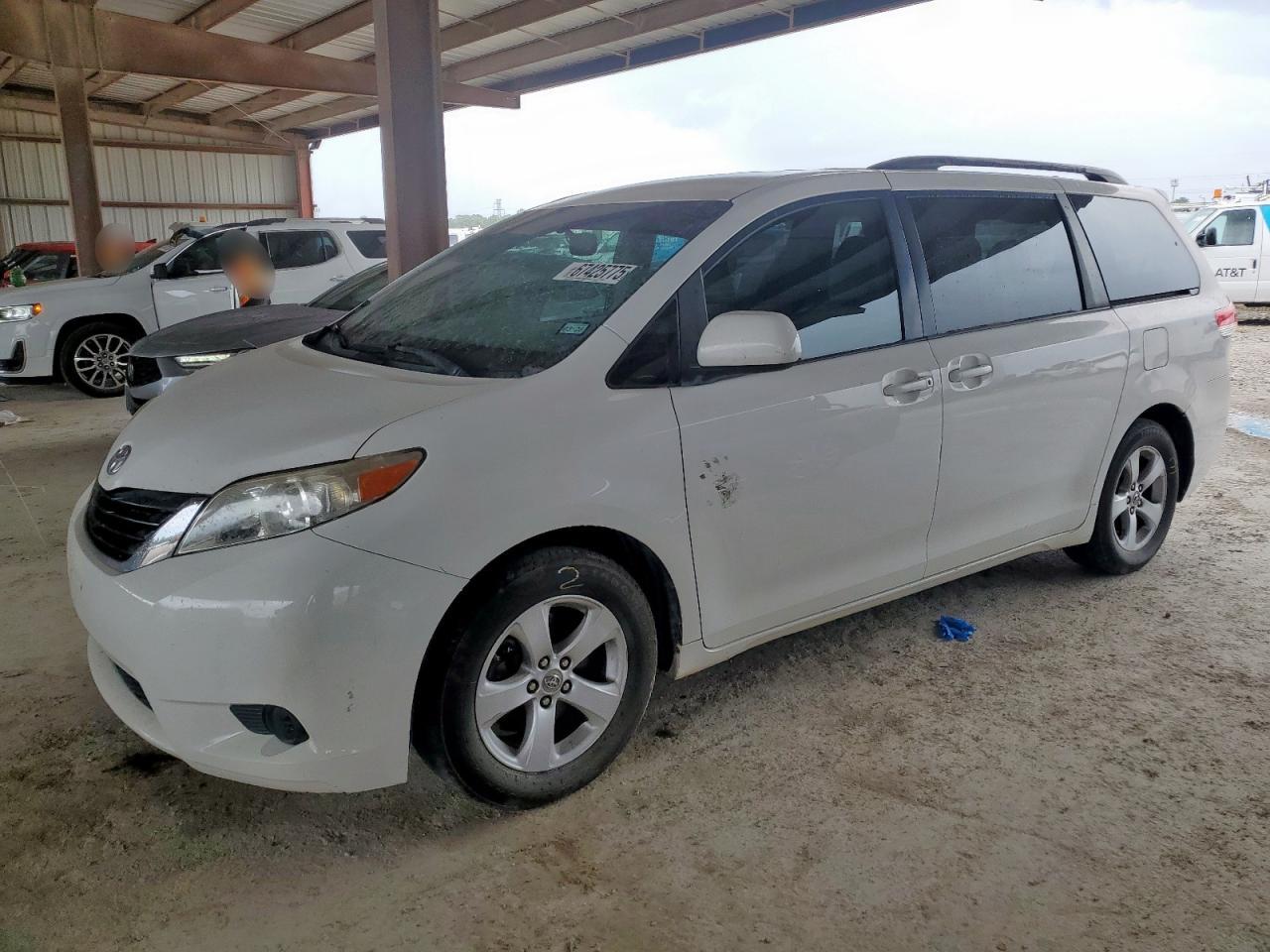 TOYOTA SIENNA LE 2011