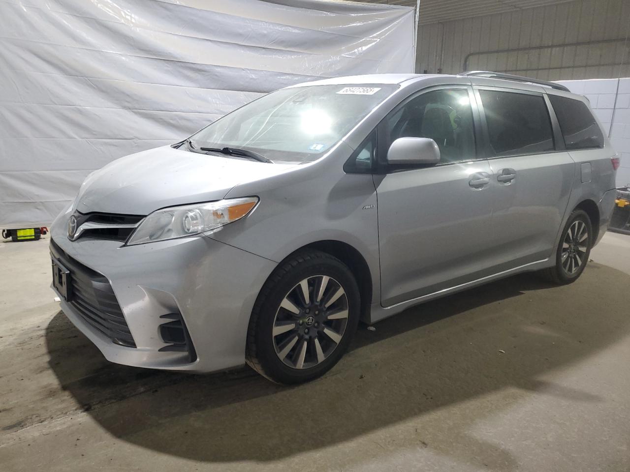 TOYOTA SIENNA LE 2018