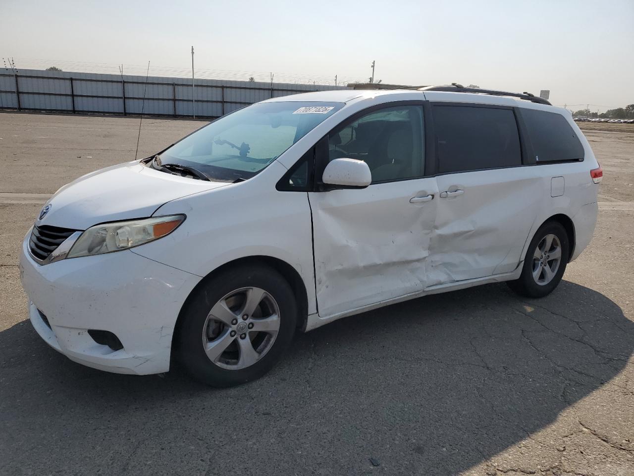TOYOTA SIENNA LE 2011