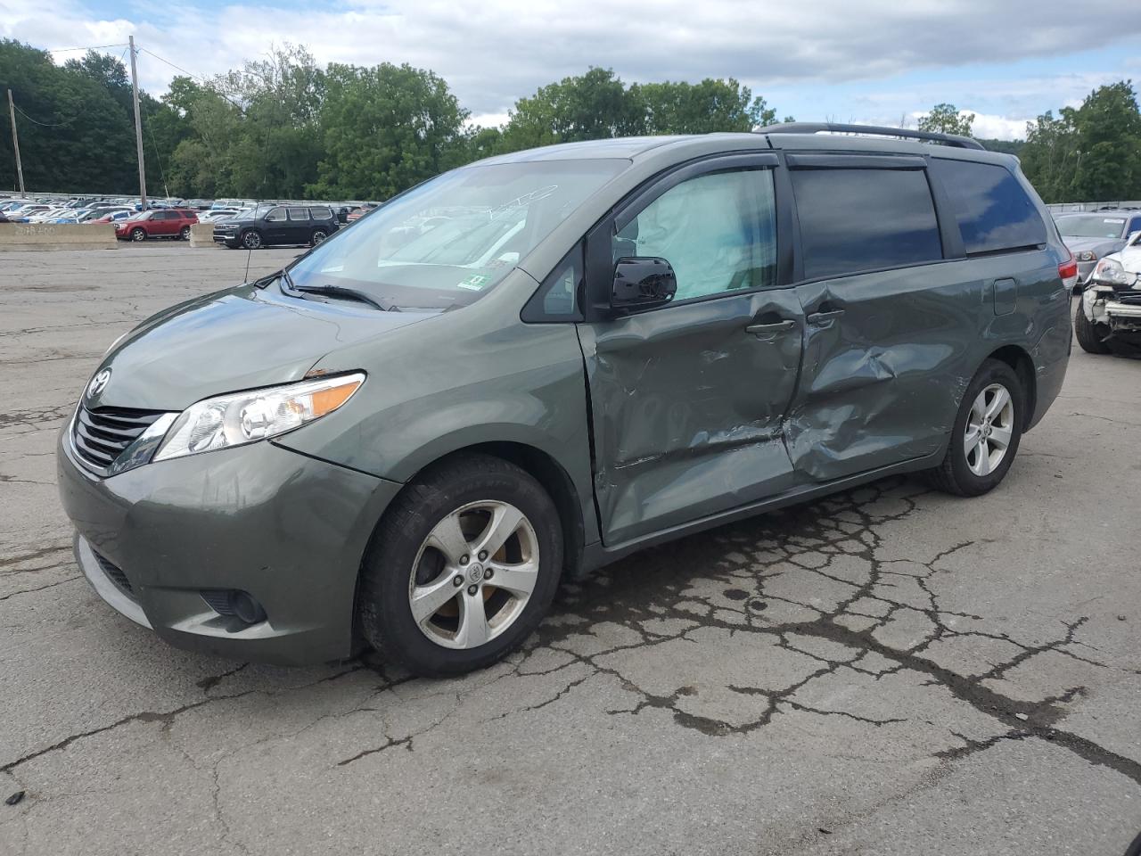 TOYOTA SIENNA LE 2014