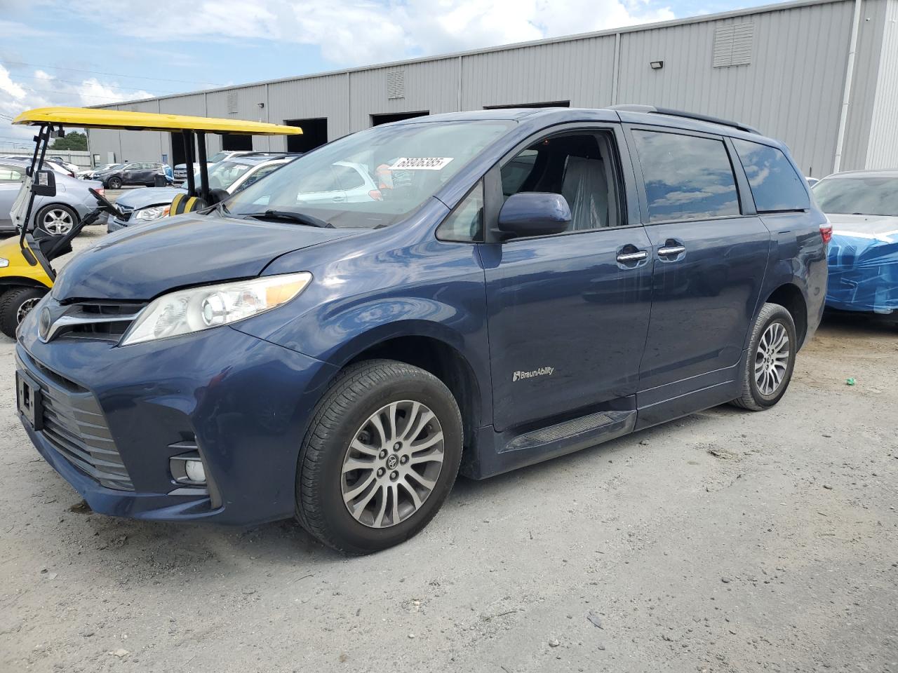 TOYOTA SIENNA XLE 2019