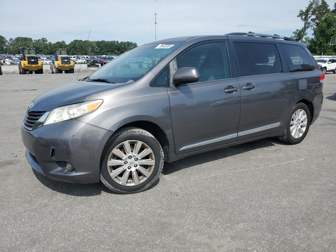 TOYOTA SIENNA LE 2013