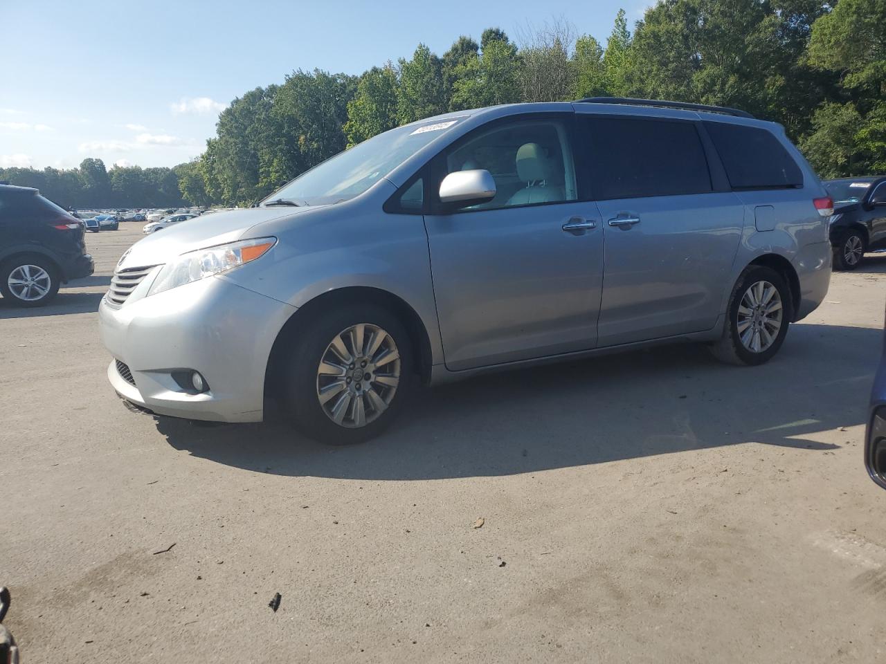 TOYOTA SIENNA XLE 2013