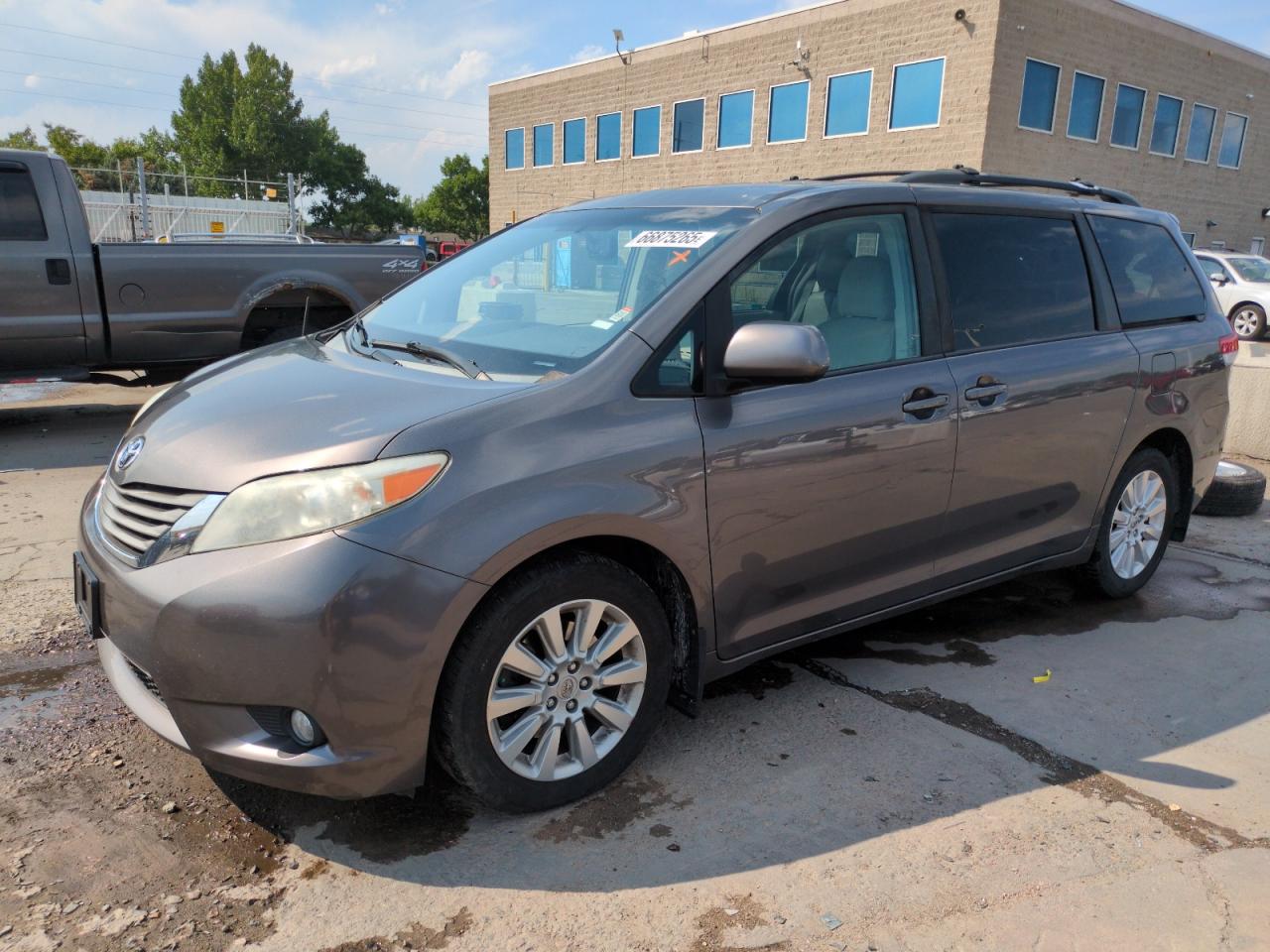 TOYOTA SIENNA XLE 2012