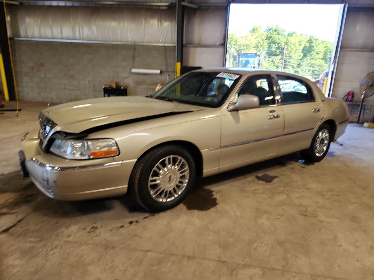 LINCOLN TOWN CAR S 2010