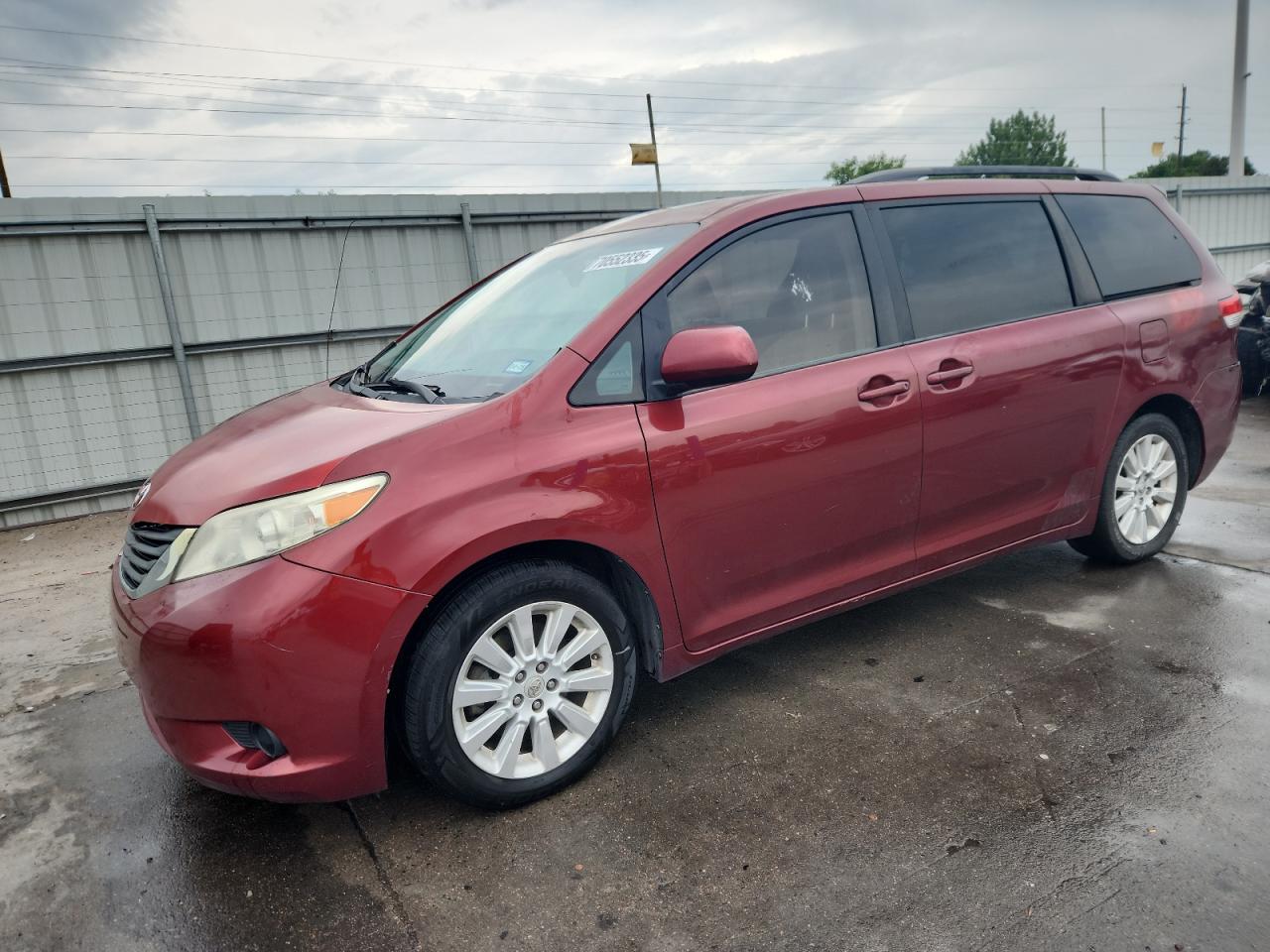 TOYOTA SIENNA LE 2011
